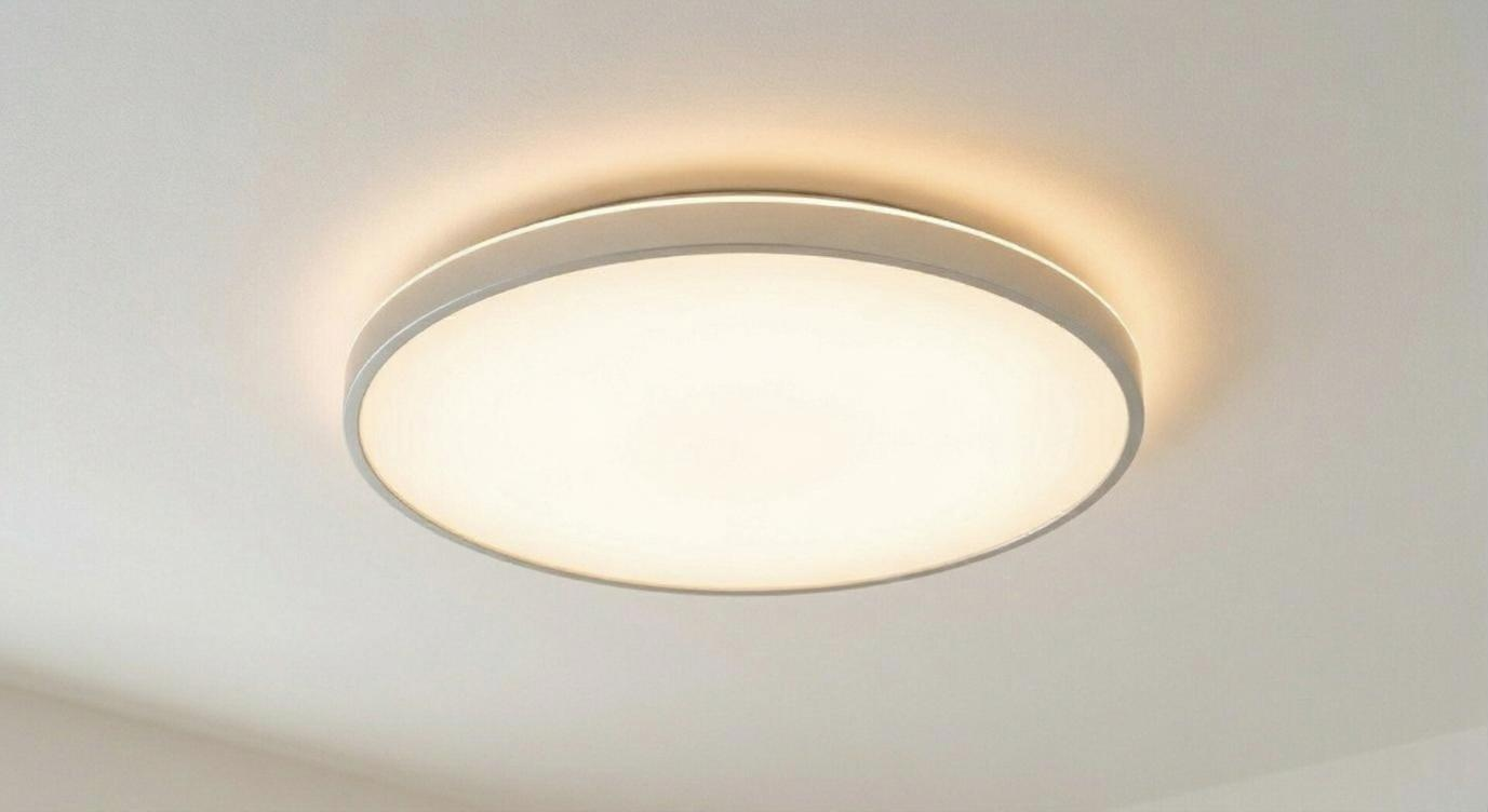 新築戸建の天井にLED照明を取り付けている施工イメージ