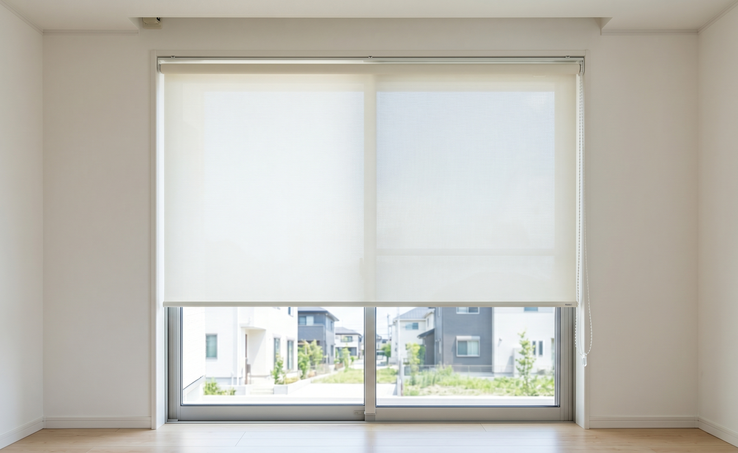 新築戸建の窓に取り付けたロールスクリーンのイメージ